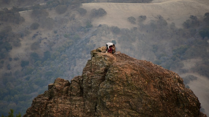 결론 - Person standing on a rocky mountain peak