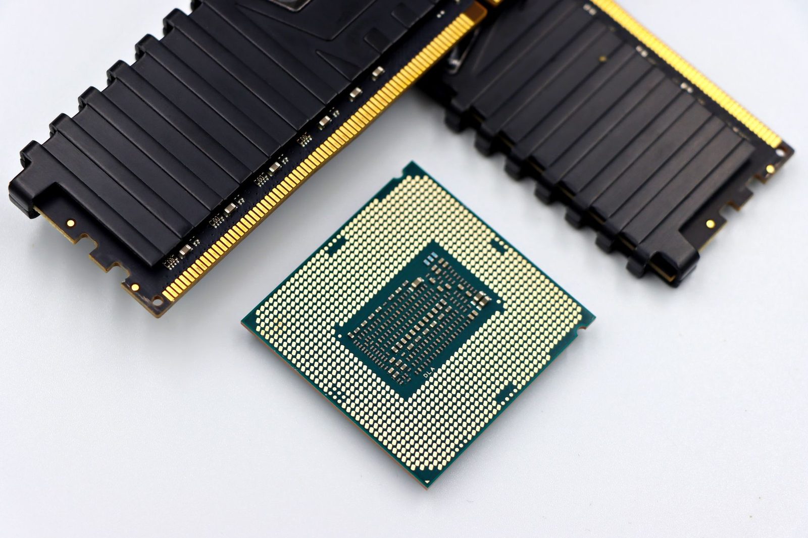 DDR memory modules and a CPU representing the AI memory supercycle